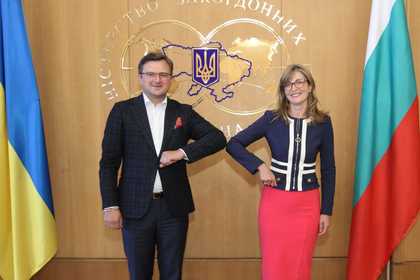 Екатерина Захариева потвърди пред Дмитро Кулеба пълната подкрепа за териториалната цялост на Украйна